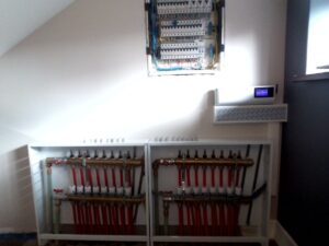 контроллер tech L-8 в квартире, рядом коллекторы теплых полов